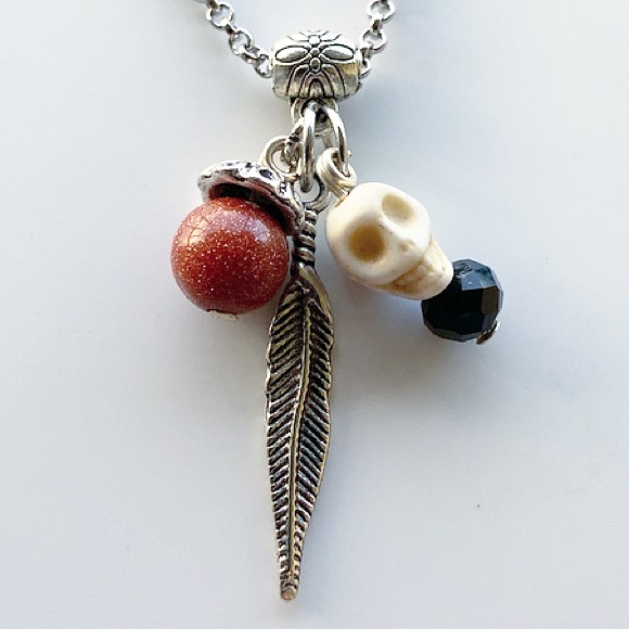 🔴Skull goldstone necklace .Goldstone bead leaf & white skull charm boho feather - Picture 8 of 9